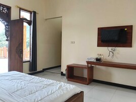 高级双人房 | 办公桌、隔音、免费 WiFi