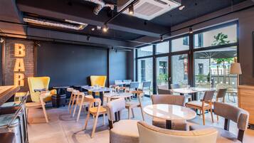 每日供應吃到飽早餐 (每人 EUR17.9)