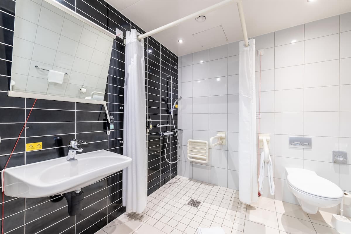 Double Room, Roll-in Shower | Accessible bathroom