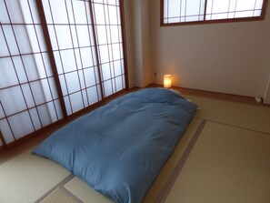 传统房三人间不可吸烟 (Japanese Style Room) | 羽绒被、笔记本电脑工作区、熨斗/熨板、免费 WiFi