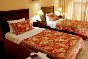 Kamar Double Standar | Minibar, brankas, dan tirai kedap cahaya