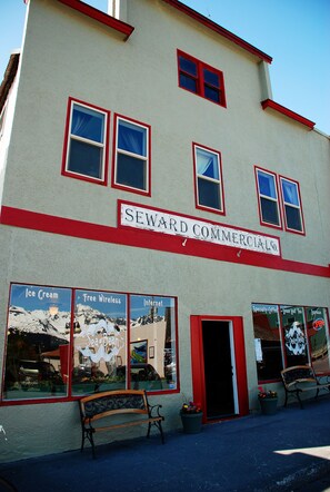 Un edificio con un letrero que dice "SEWARD COMMERCIALS".