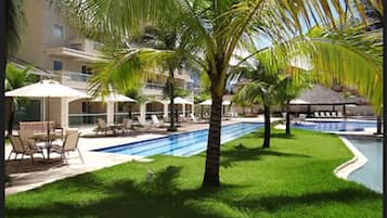 3 piscines extérieures