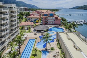 3 piscines extérieures