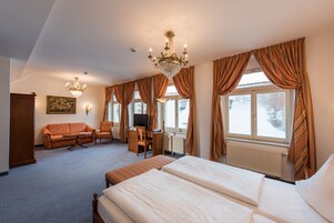 Minibar, caja de seguridad en la habitación y escritorio 