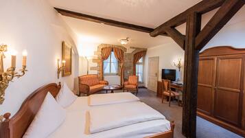 Minibar, coffres-forts dans les chambres, bureau, rideaux occultants