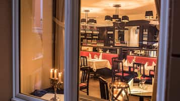 Petit déjeuner et déjeuner servis sur place, restauration en plein air