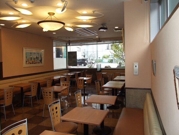 包含每日当地美食早餐