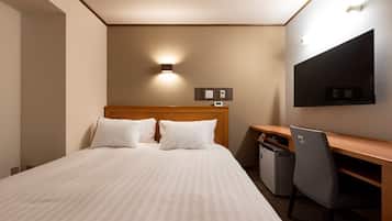 Økonomi-firemannsrom | Dundyner, skrivebord, blendingsgardiner og strykejern/-brett