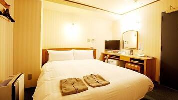 Edredons de pluma, escrivaninha, cortinas blackout