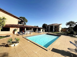 Utendørsbasseng, bassengparasoller og solsenger