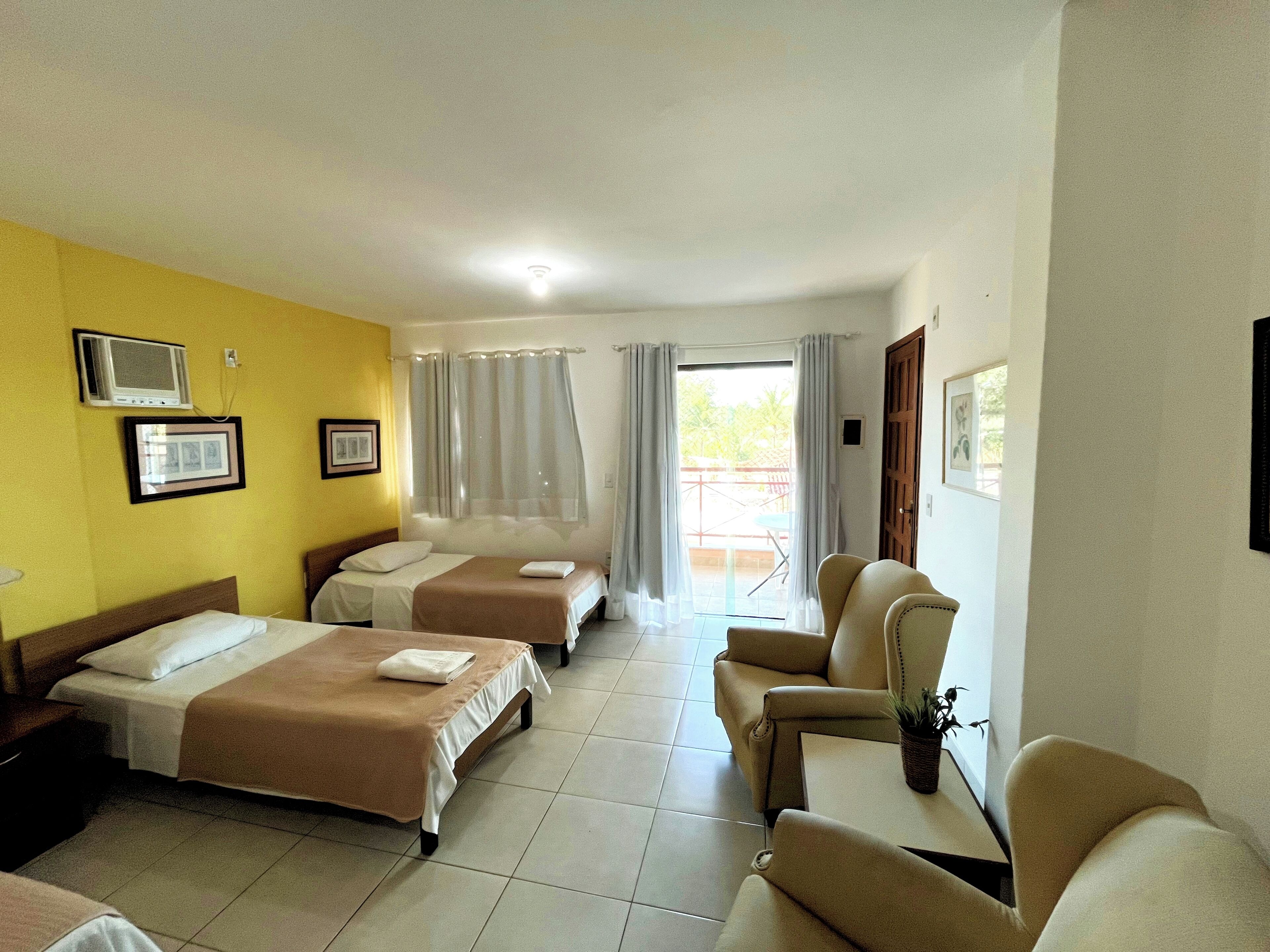 Quarto família, varanda coberta, vista para a piscina | Frigobar, individualmente decorados, individualmente mobiliados