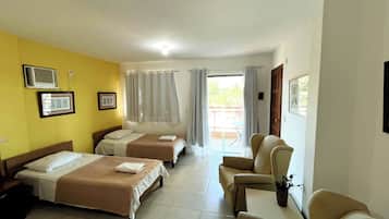 Quarto família, varanda coberta, vista para a piscina | Frigobar, individualmente decorados, individualmente mobiliados