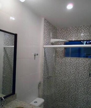 Shower, free toiletries, towels - Pousada Doce Vida Guarapari (Guarapari)