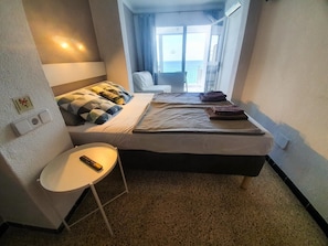 Hypo-allergenic bedding, iron/ironing board, free WiFi