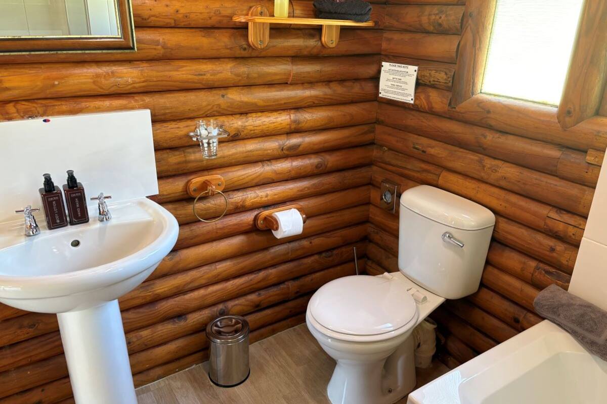 family room (swiss village) | bathroom | deep-soaking bathtub, free toiletries, hair dryer, towels