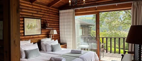 Kahden hengen huone (yksi tai kaksi sänkyä) (Swiss Village Cabins) | Ylelliset vuodevaatteet, untuvapeitot, tallelokero huoneessa
