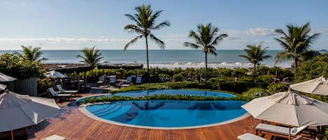 2 Außenpools, geöffnet von 09:00 Uhr bis 18:00 Uhr, Sonnenschirme