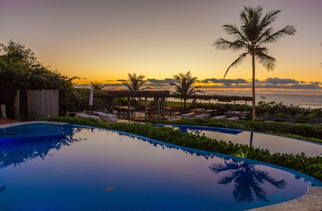 2 piscinas al aire libre, sombrillas