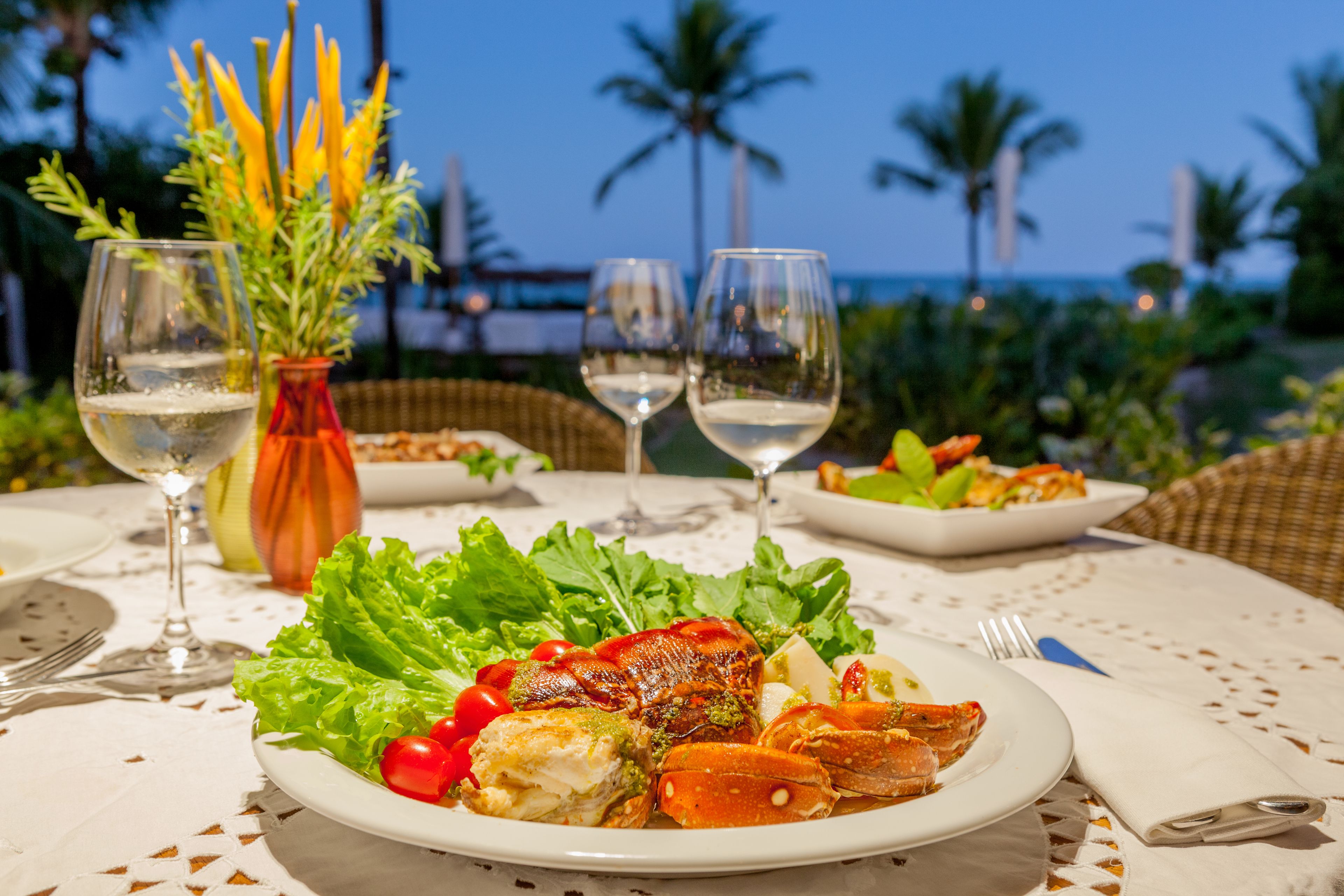 3 restaurants, lunch, dinner served; international cuisine