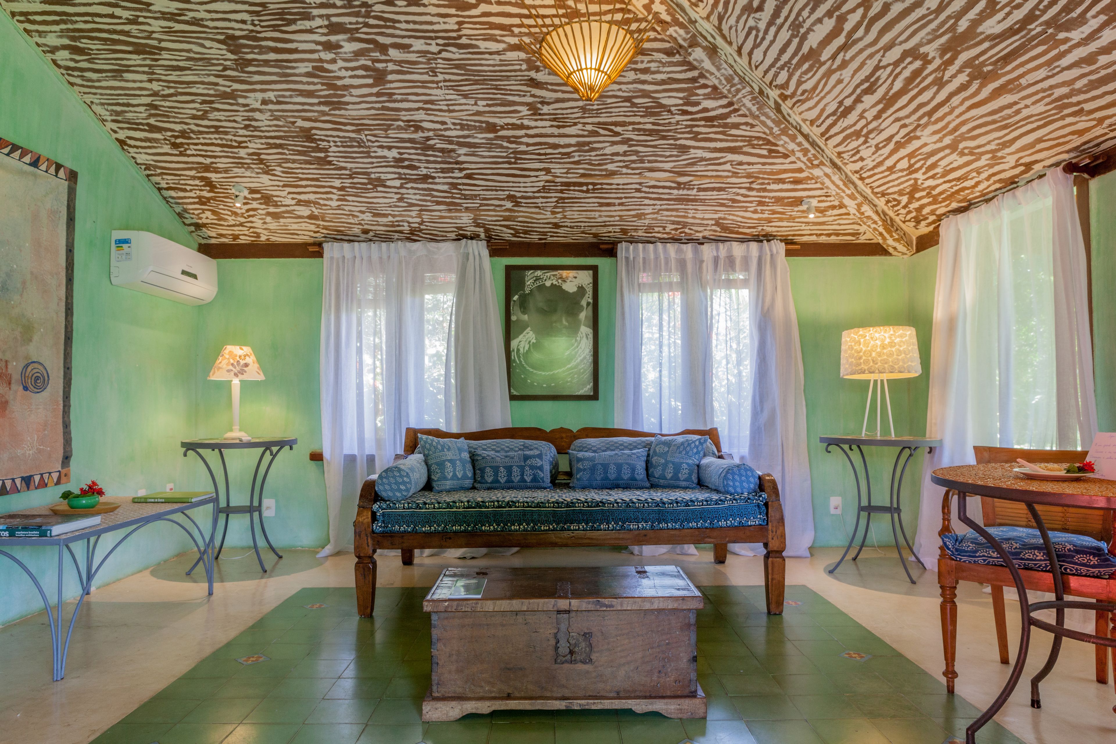 bungalow trancoso | living area | lcd tv