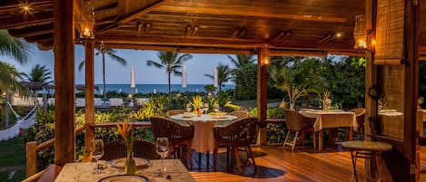 3 restaurants, lunch, dinner served; international cuisine