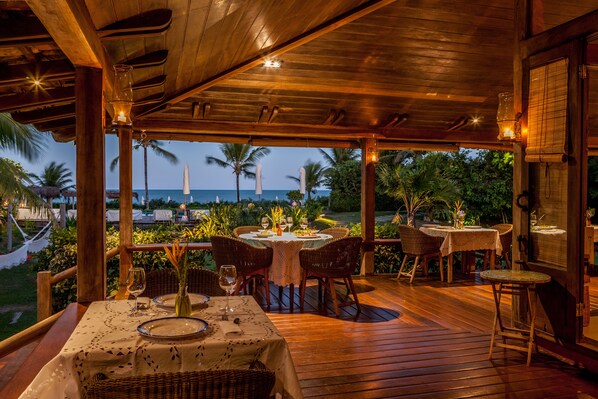 3 restaurants, lunch, dinner served; international cuisine