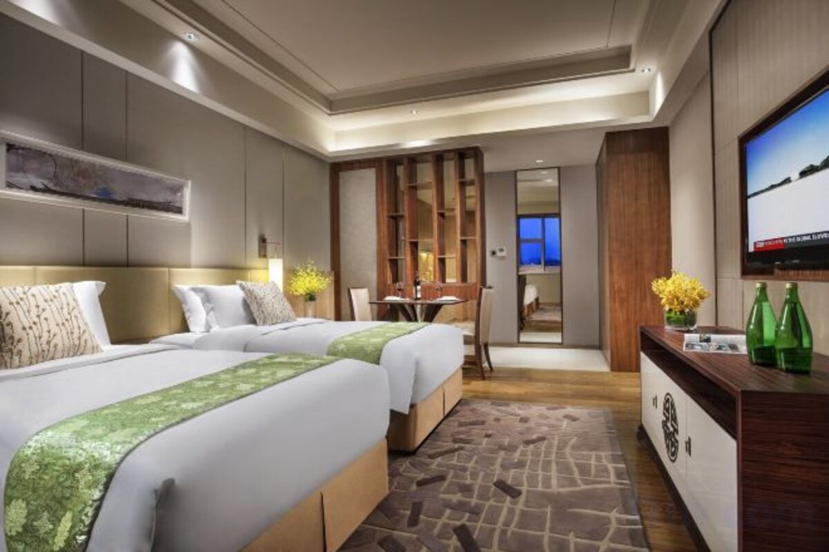 Deluxe Executive Studio Apartment (Twin Beds) + King Koil Mattress + Washer-Dryer Combo