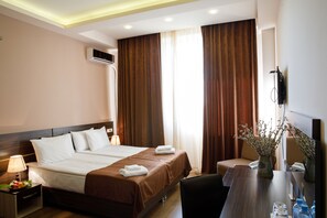 高档床上用品、迷你吧、办公桌、熨斗/熨衣板