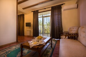 全景套房, 1 间卧室 | 高档床上用品、迷你吧、办公桌、熨斗/熨衣板