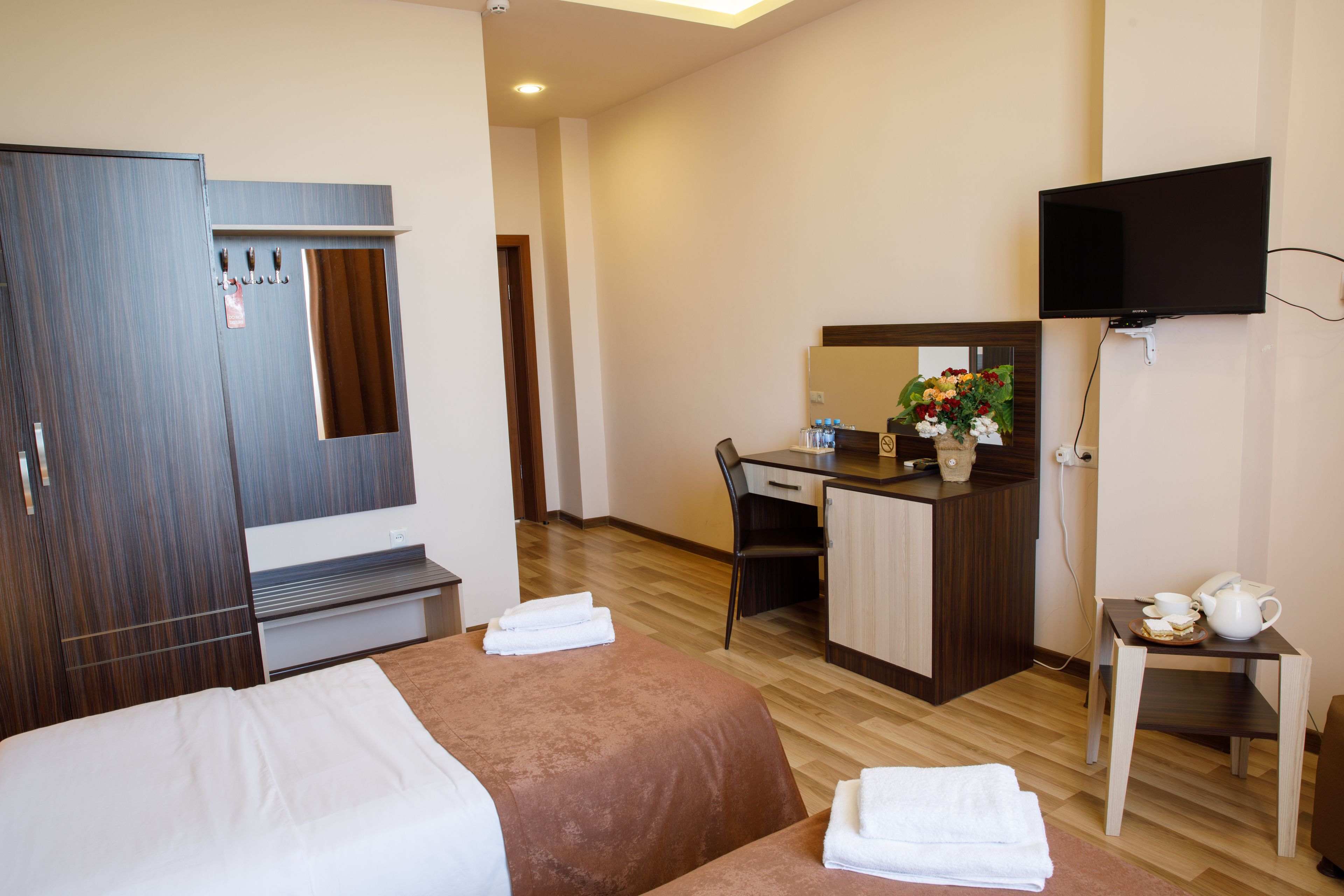 standard twin room, 2 single beds, pool view | 1 bedroom, premium bedding, minibar, desk