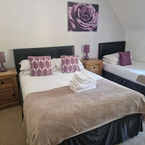 Comfort Suite, Ensuite, Partial Sea View (Red Kite Apartment) | Bathroom - Black Isle Holiday Apartments (Avoch)