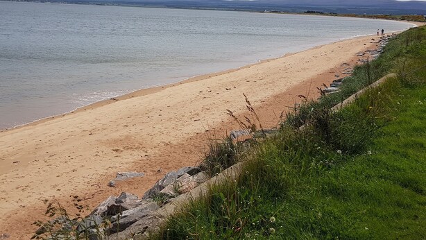 A coastal beach with a grassy area and rocky outcrops. - Black Isle Holiday Apartments (Avoch)