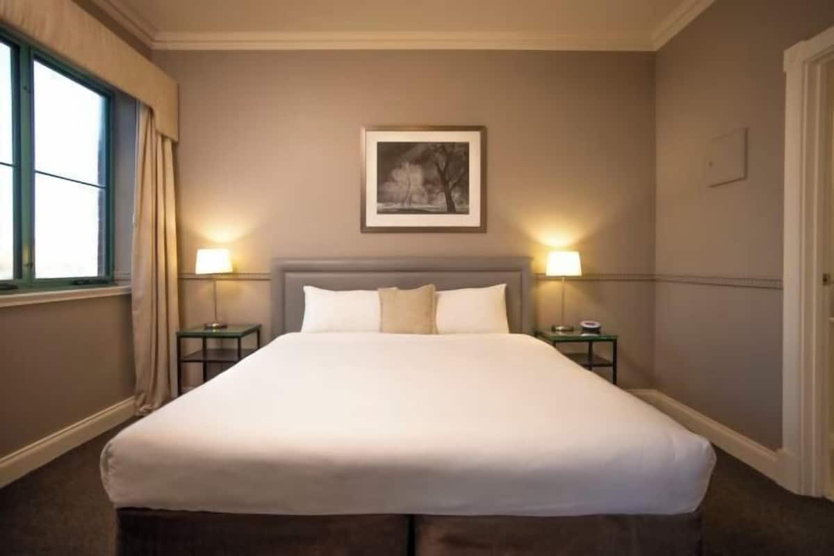Coffres-forts dans les chambres, fer et planche Ă repasser