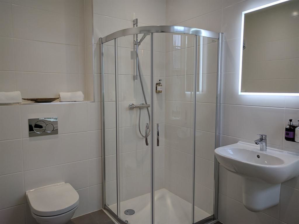 Superior Double Room, Ensuite | Bathroom | Shower, free toiletries, hair dryer, towels