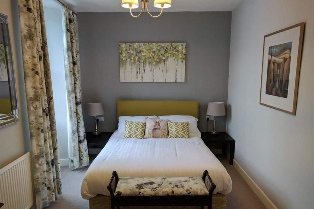 Chambre Double Supérieure, salle de bains attenante (Room 6 Kingsize) | 1 chambre, fer et planche à repasser