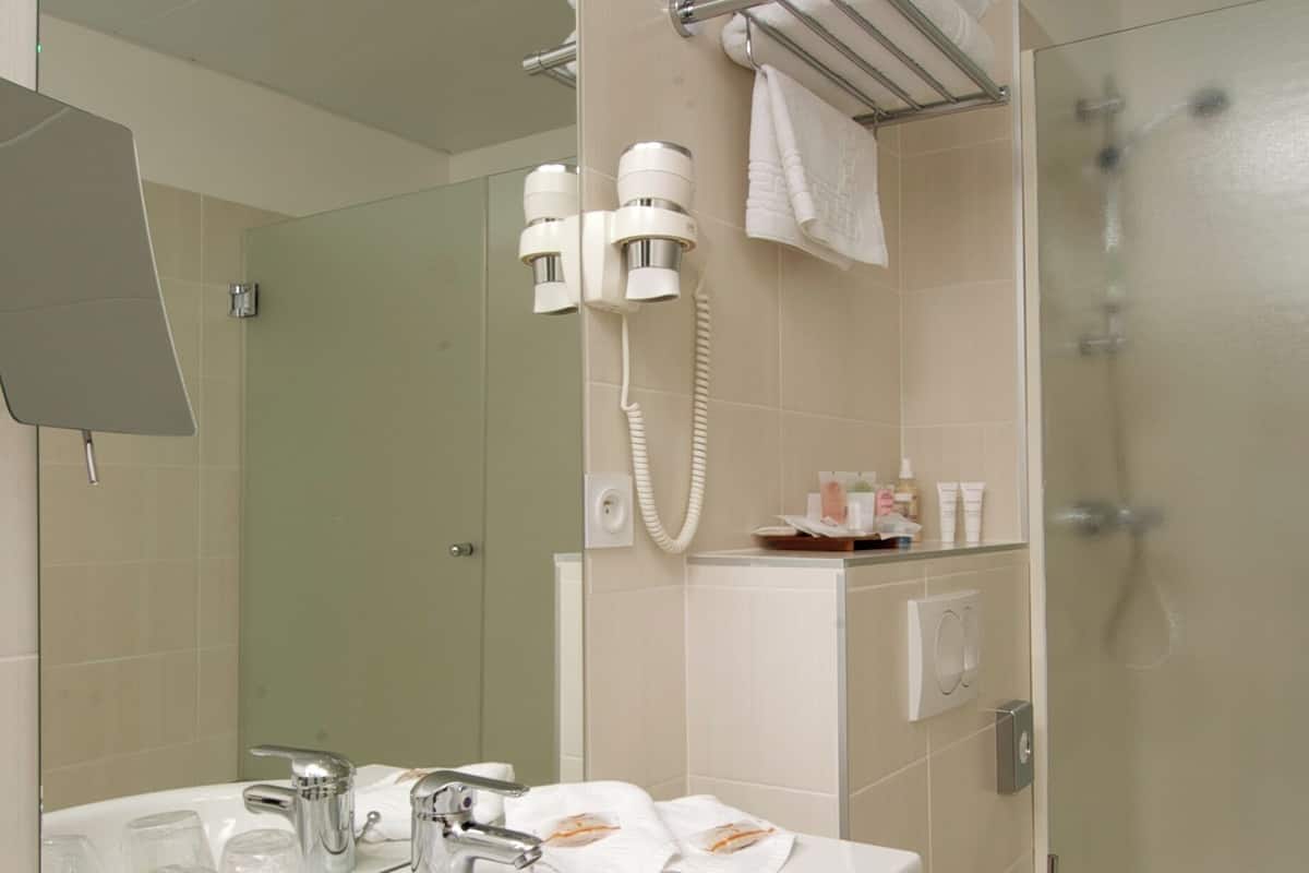 Amenidades de baño ecológicas, secadora de cabello, batas, pantuflas