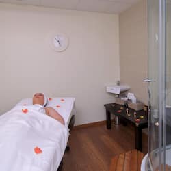 Behandelingskamers voor koppels, een sauna, een bubbelbad, een stoombad