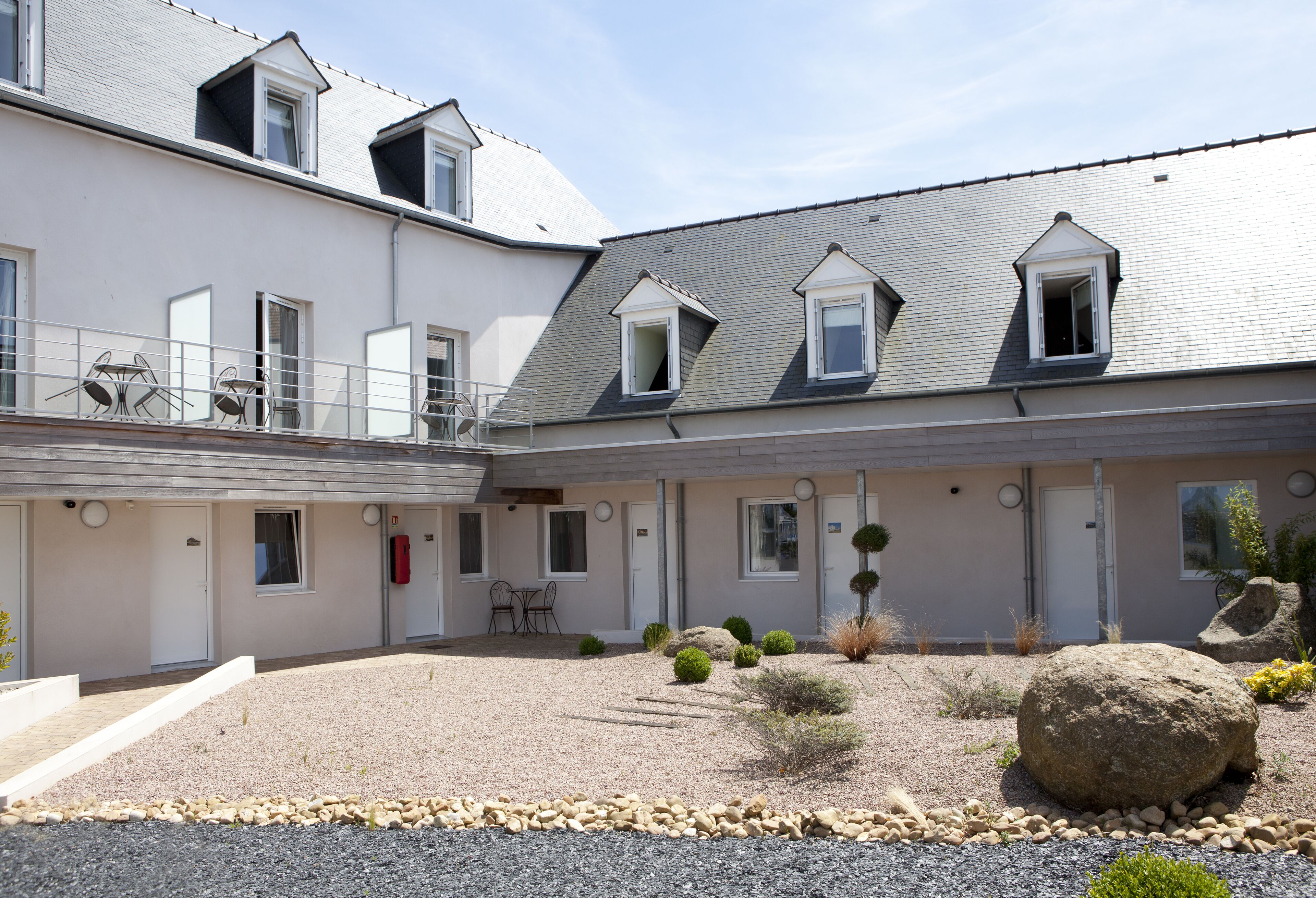 comfort room, 1 queen bed, non smoking | premium bedding, pillow-top beds, minibar, in-room safe