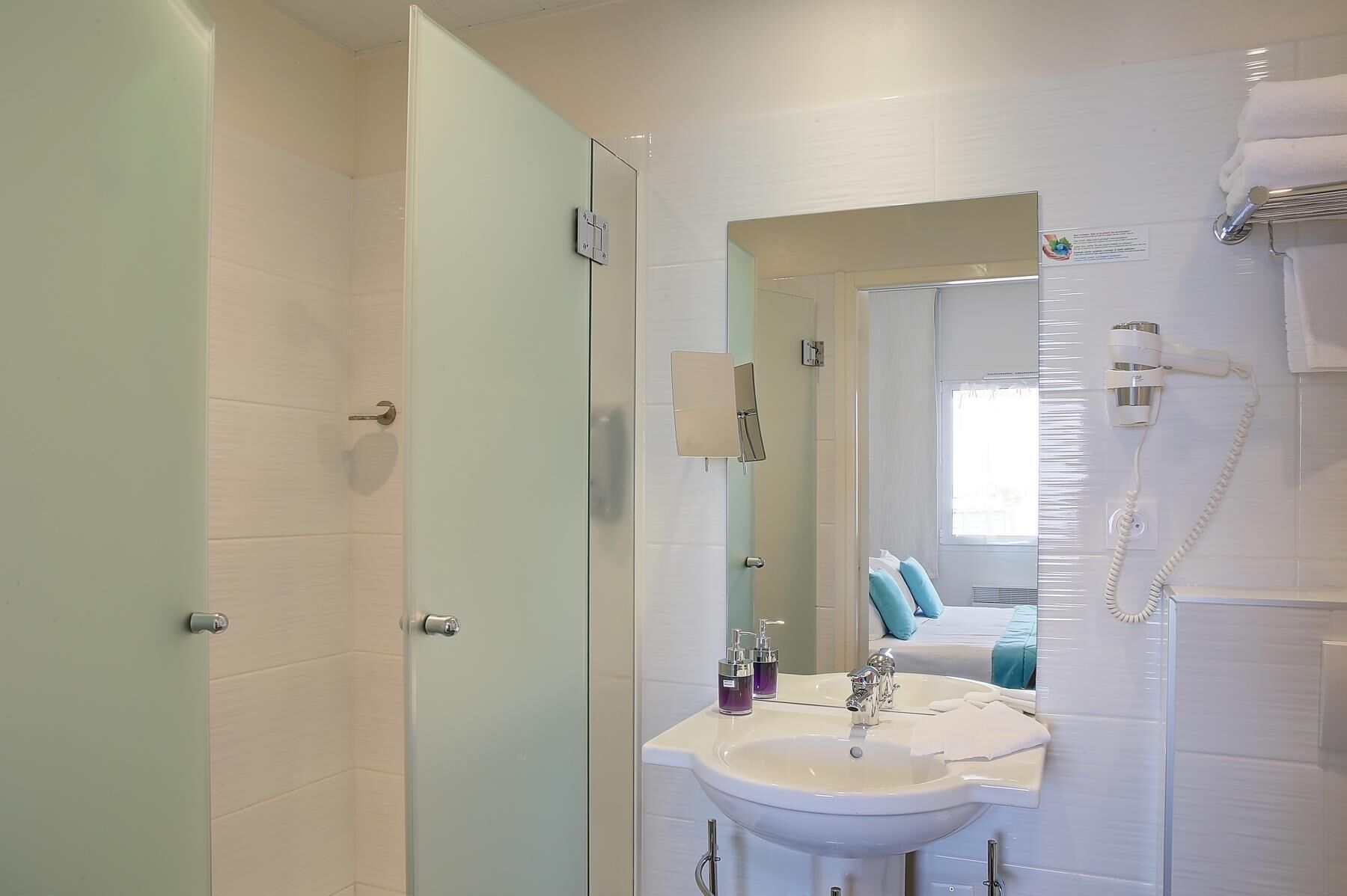 comfort room, 1 queen bed, non smoking | premium bedding, pillow-top beds, minibar, in-room safe