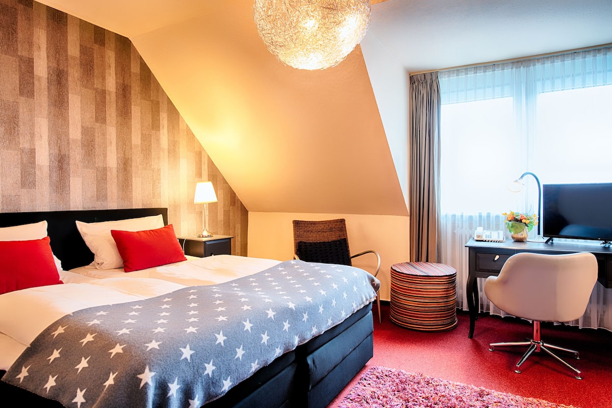 Standaard driepersoonskamer | Een kluis op de kamer, een bureau, gratis wifi