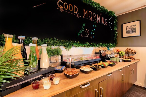 Petit déjeuner complet (14.90 EUR par personne)