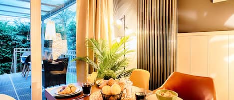 Daily full breakfast (EUR 14.90 per person)