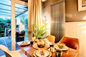 Petit déjeuner complet (14.90 EUR par personne)