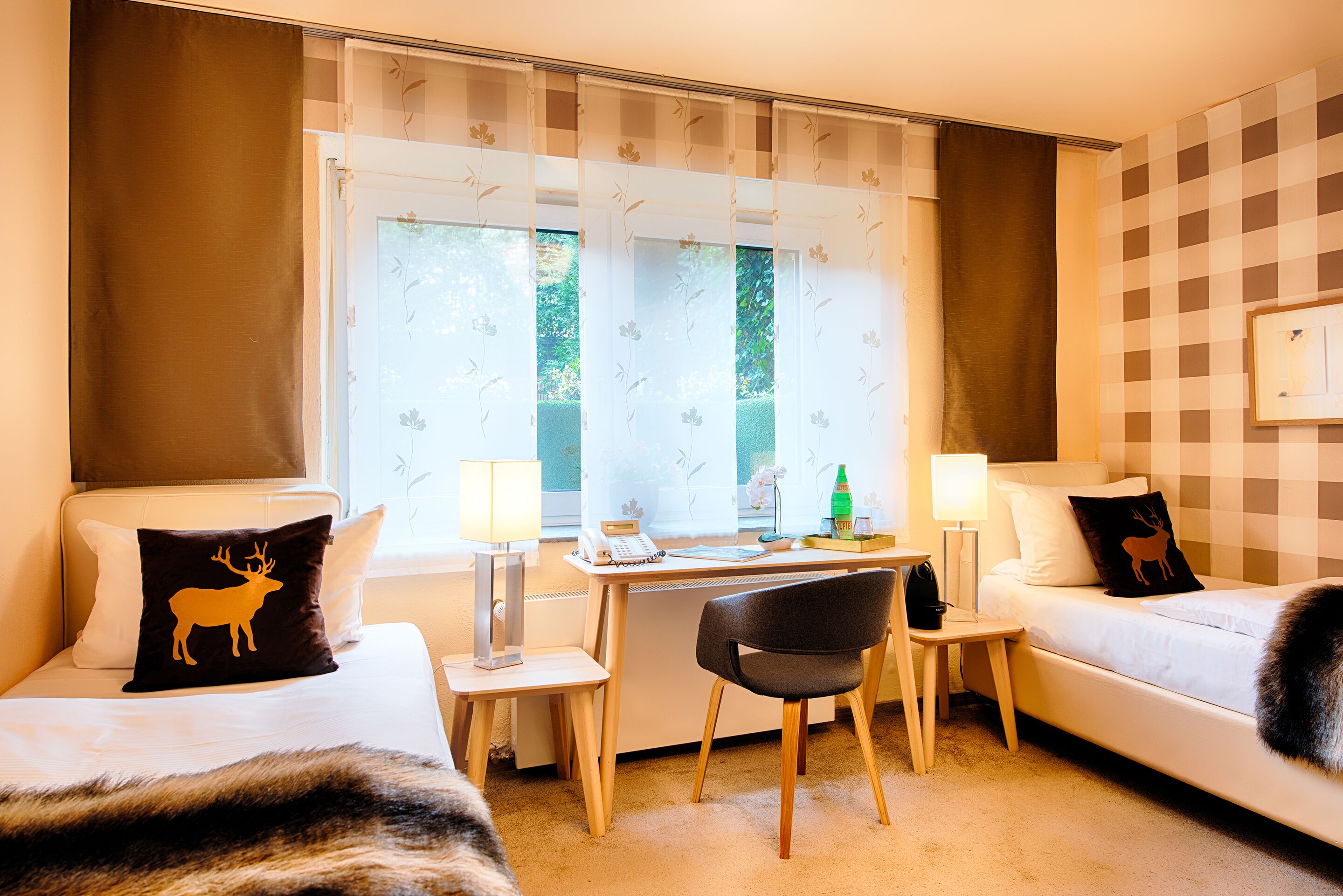 standard double room | living area | tv