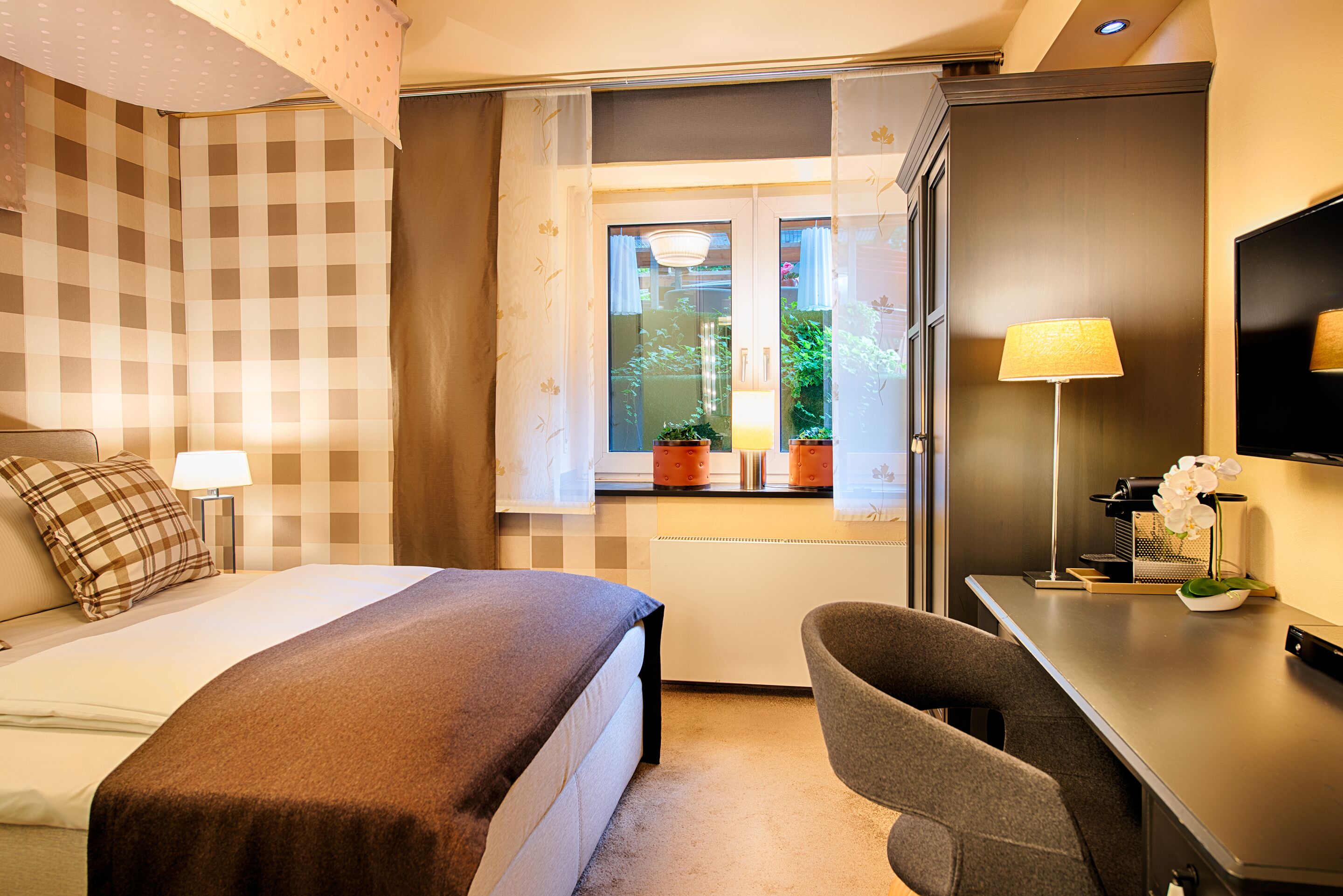 خزنة داخل الغرفة ومكتب وواي فاي مجانًا