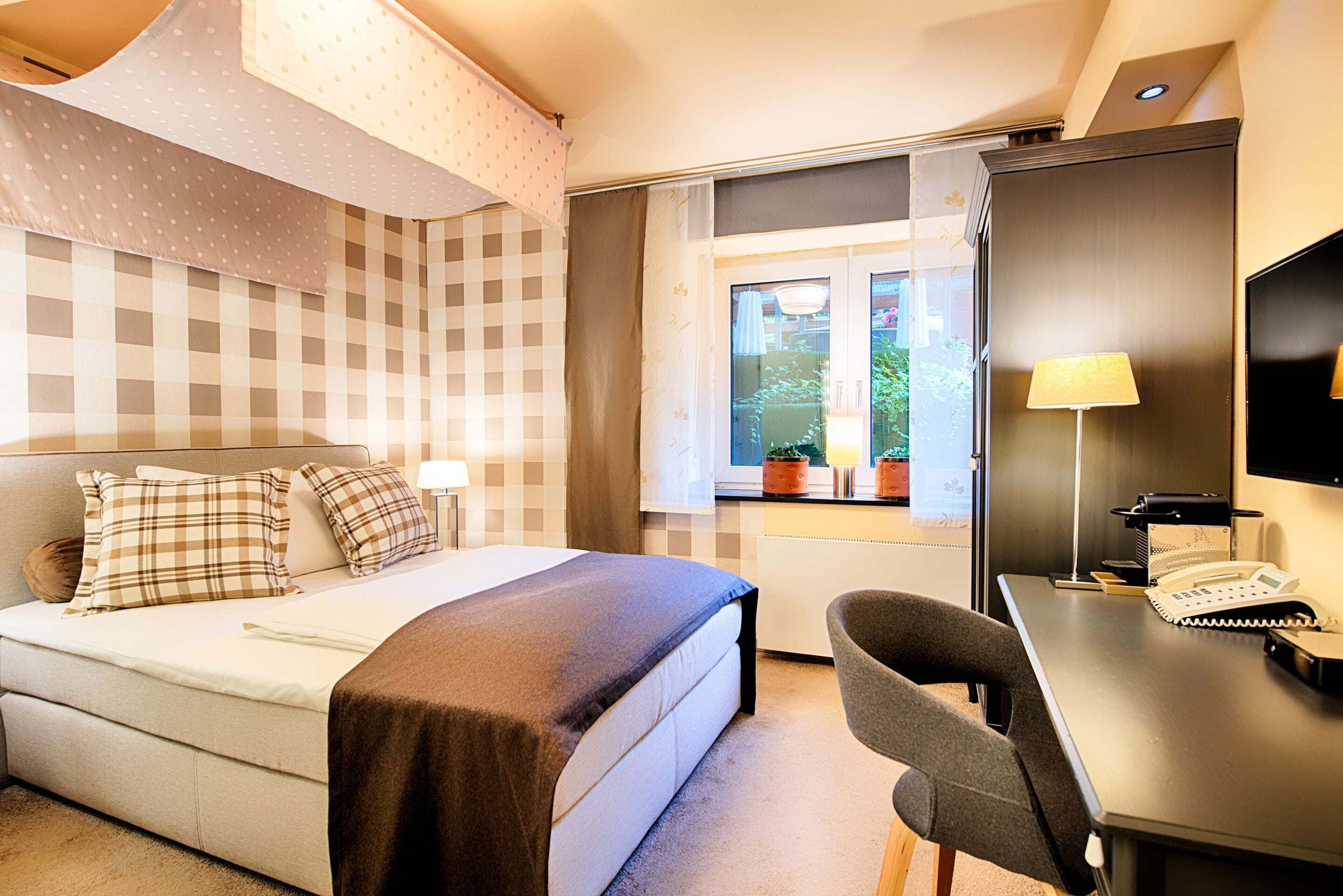 standard double room | in-room safe, desk, free wifi