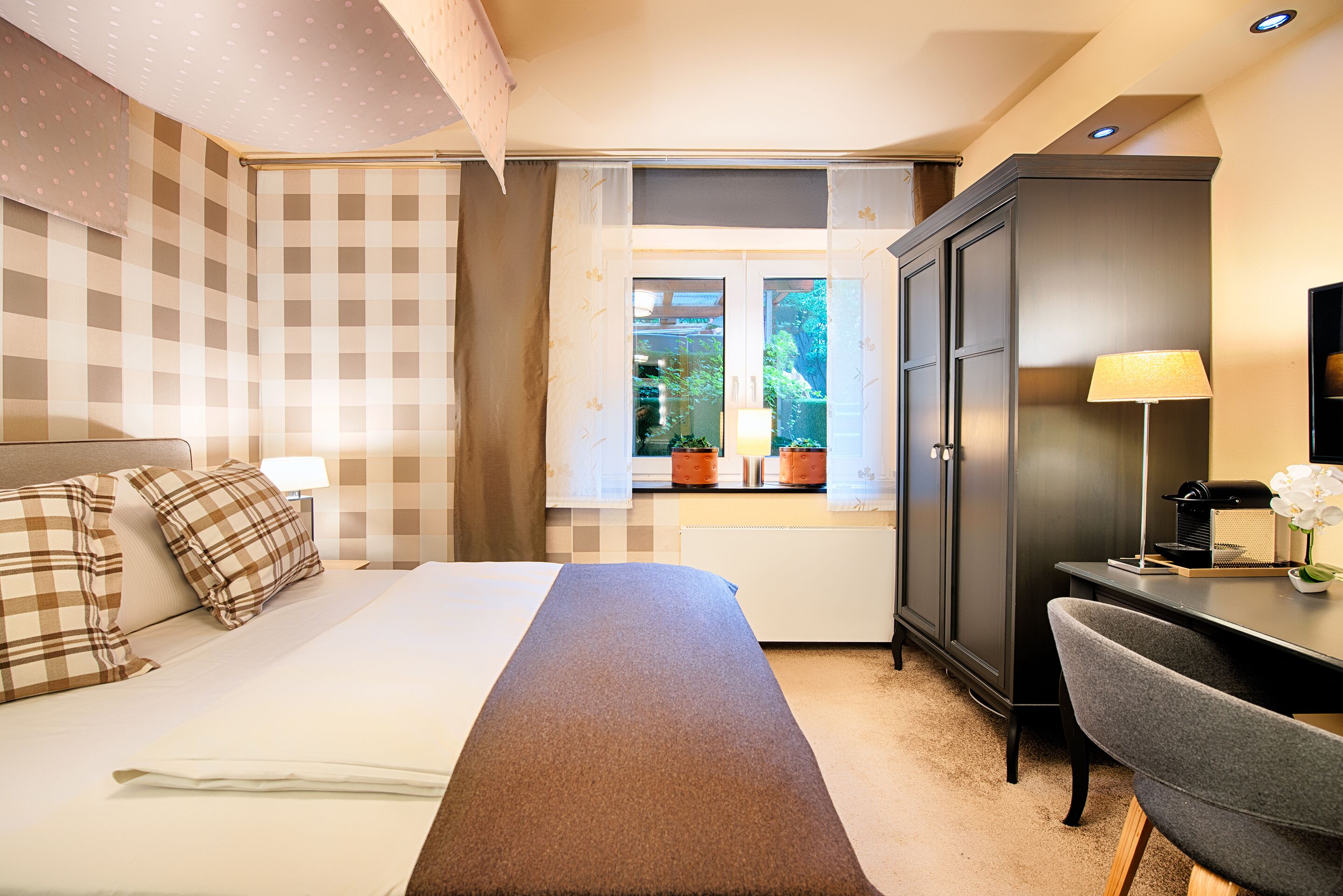 standard double room | in-room safe, desk, free wifi
