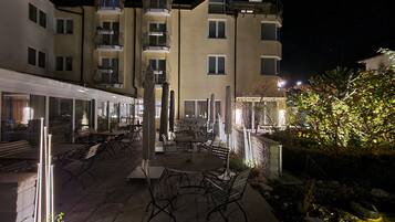 Fassade der Unterkunft â Abend/Nacht