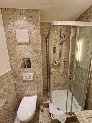 Comfort Single Room | Bathroom | Eco-friendly toiletries, hair dryer, slippers, towels - Hotel Restaurant Felix (Bensheim)
